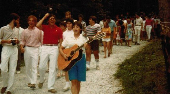 Female songleader Dawn Bernstein leads a group of campers in song in a photo from URJ GUCI camp in the 1970s
